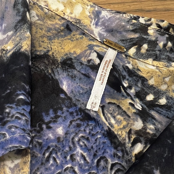 EUC ✵☽Free People☾✵ Sheer Button Down Blouse | Blue Roll Tab Animal Top | XS - Picture 4 of 15